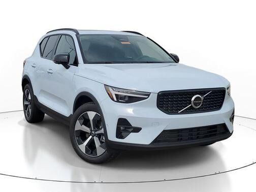 2026 VOLVO XC40