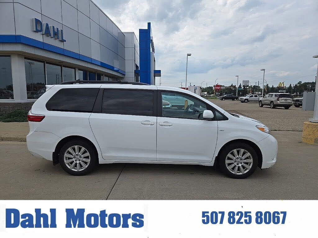 2017 TOYOTA Sienna