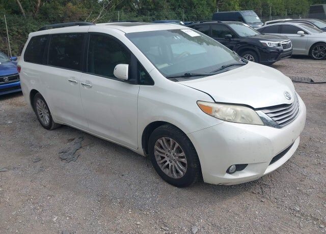 2016 TOYOTA Sienna