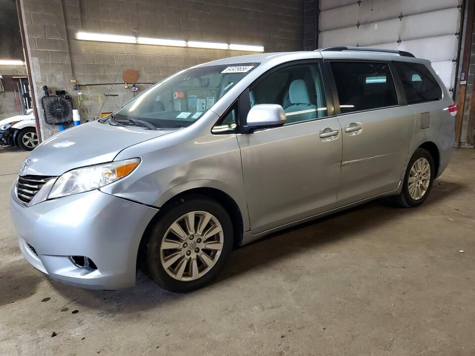 2014 TOYOTA Sienna