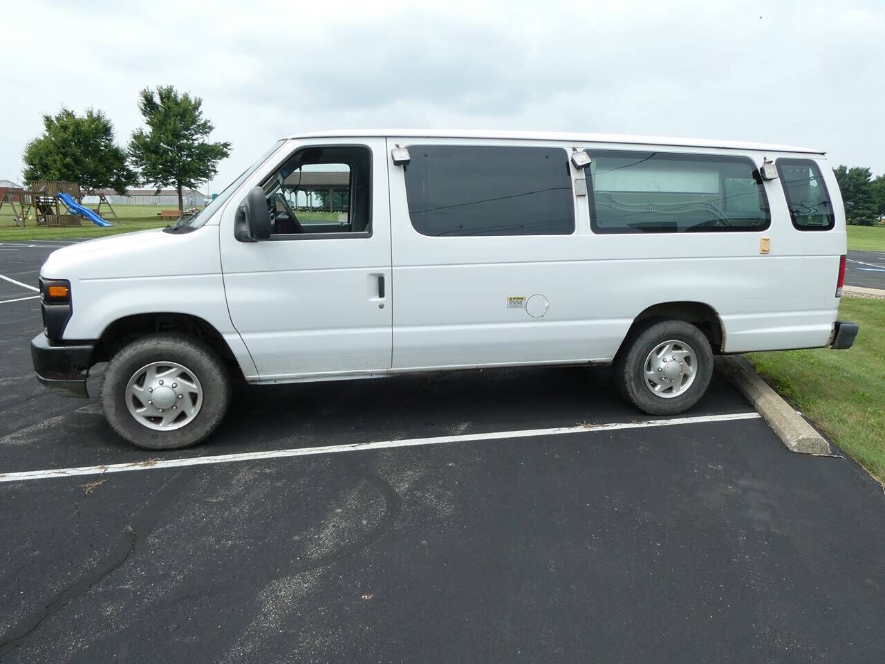 2012 FORD E-350