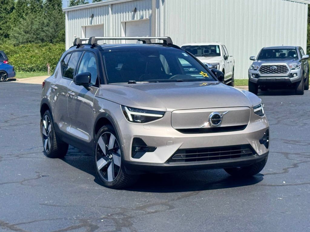 2023 VOLVO XC40