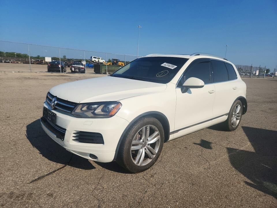 2011 VOLKSWAGEN Touareg