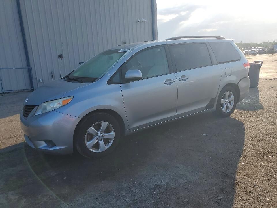 2012 TOYOTA Sienna