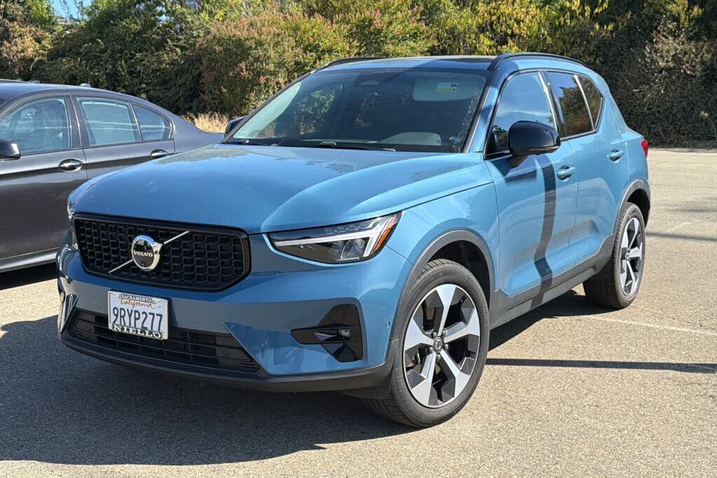 2024 VOLVO XC40