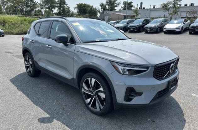 2024 VOLVO XC40