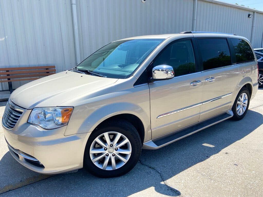 2016 CHRYSLER Town and Country