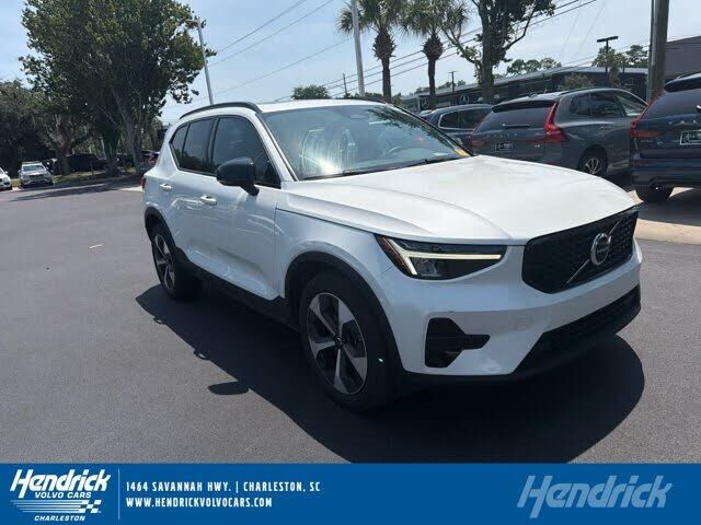 2024 VOLVO XC40