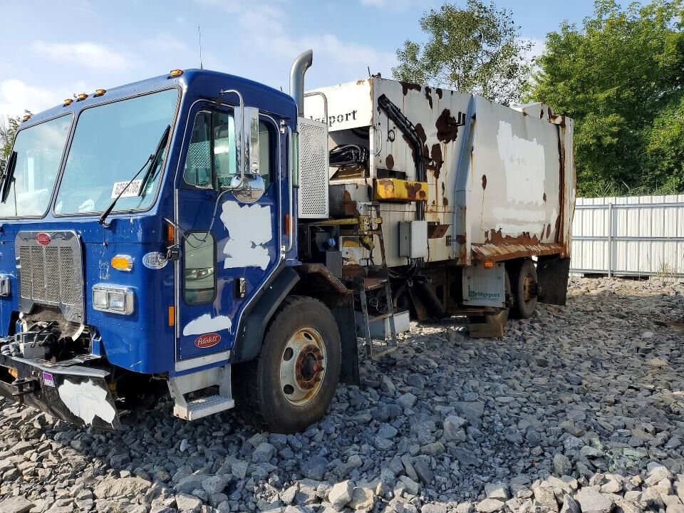 2017 PETERBILT 320