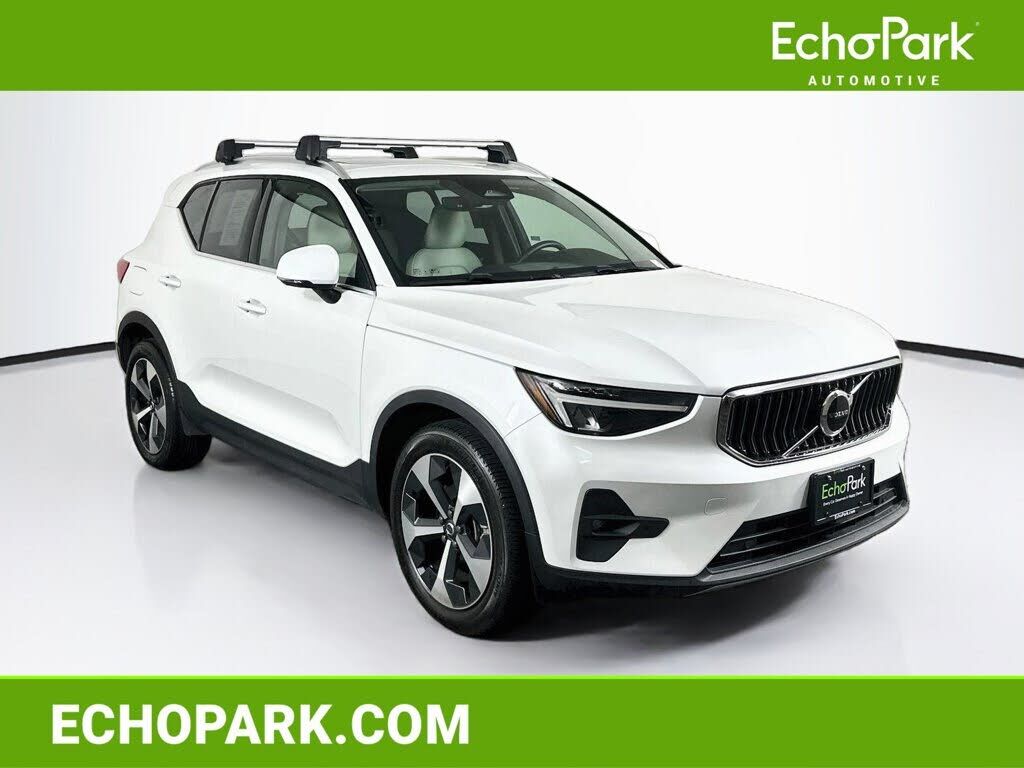 2023 VOLVO XC40