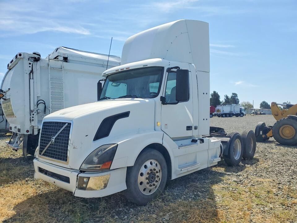 2011 VOLVO TRUCK VNL