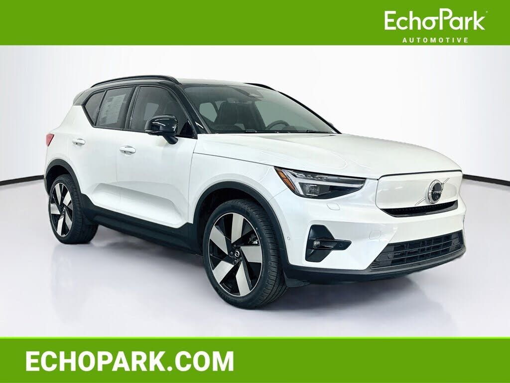 2023 VOLVO XC40