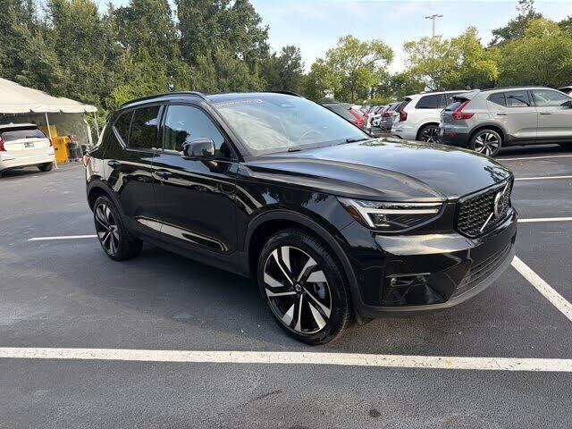2025 VOLVO XC40