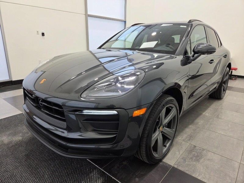 2025 PORSCHE Macan