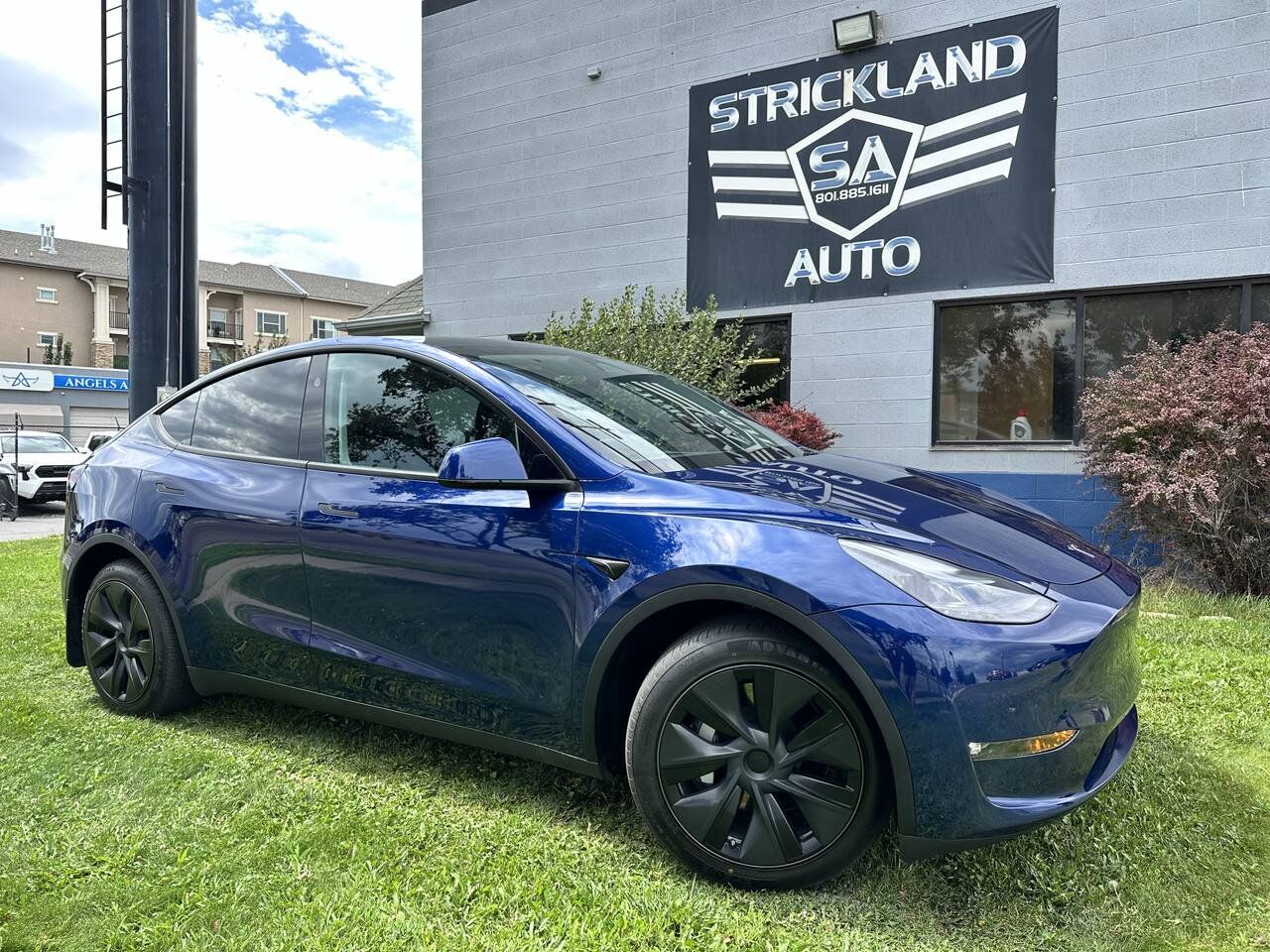 2025 TESLA Model Y