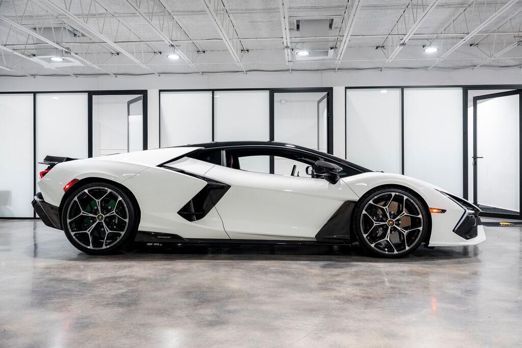 2025 LAMBORGHINI Revuelto