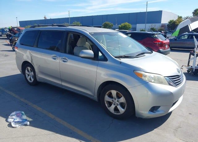 2011 TOYOTA Sienna