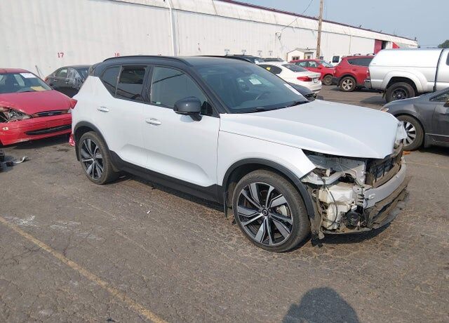 2021 VOLVO XC40