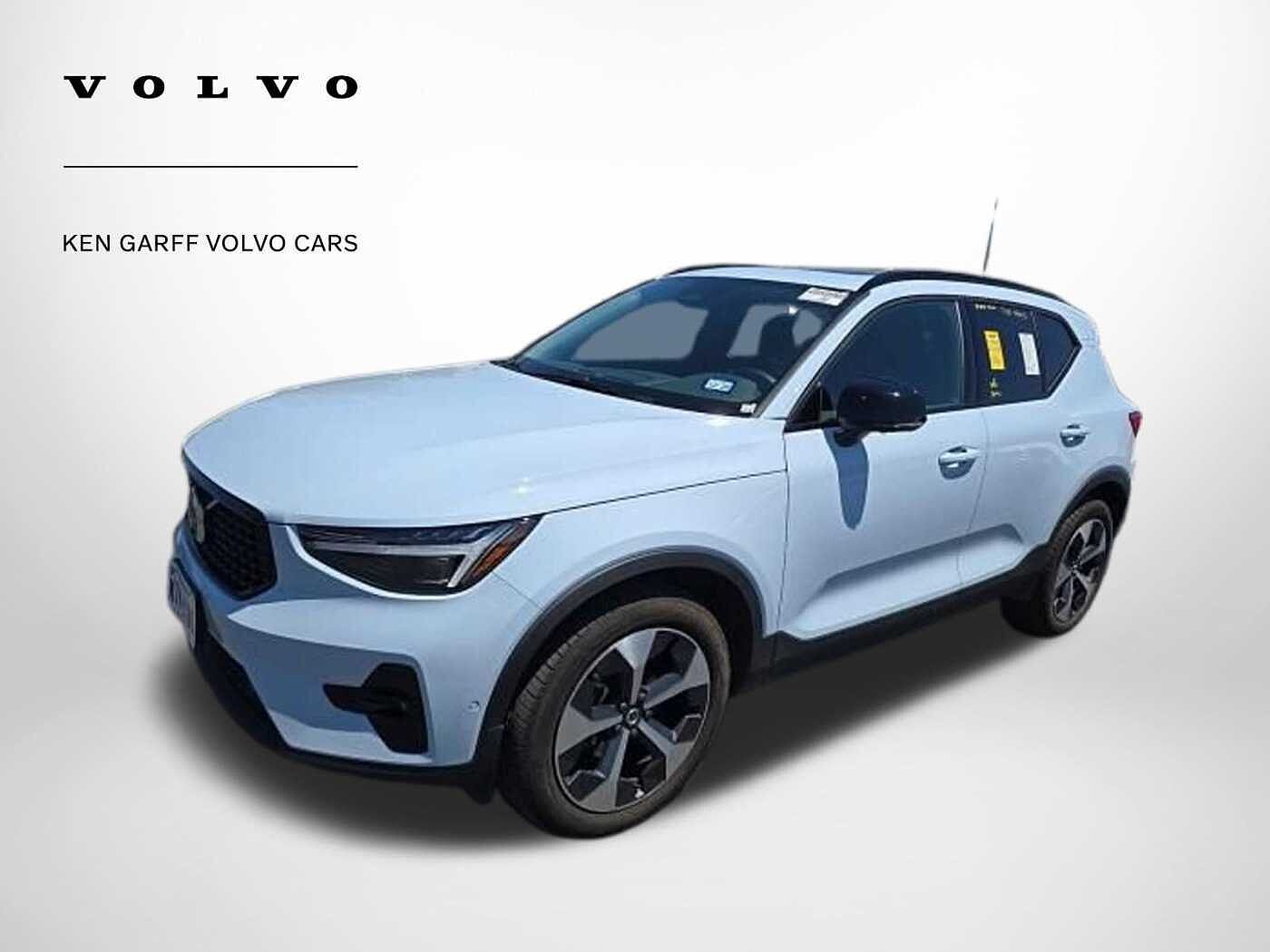 2026 VOLVO XC40