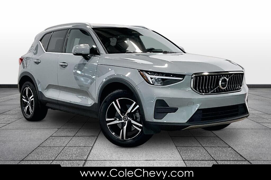 2025 VOLVO XC40