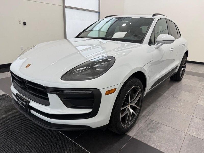 2025 PORSCHE Macan