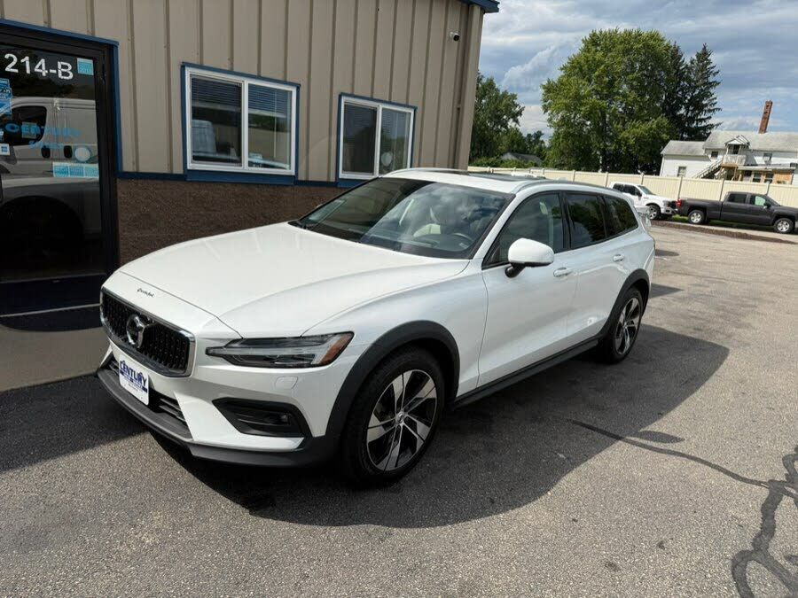 2022 VOLVO V60CC