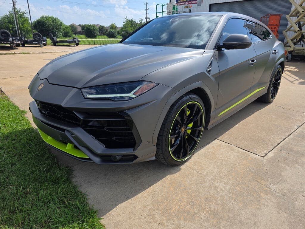 2022 LAMBORGHINI URUS