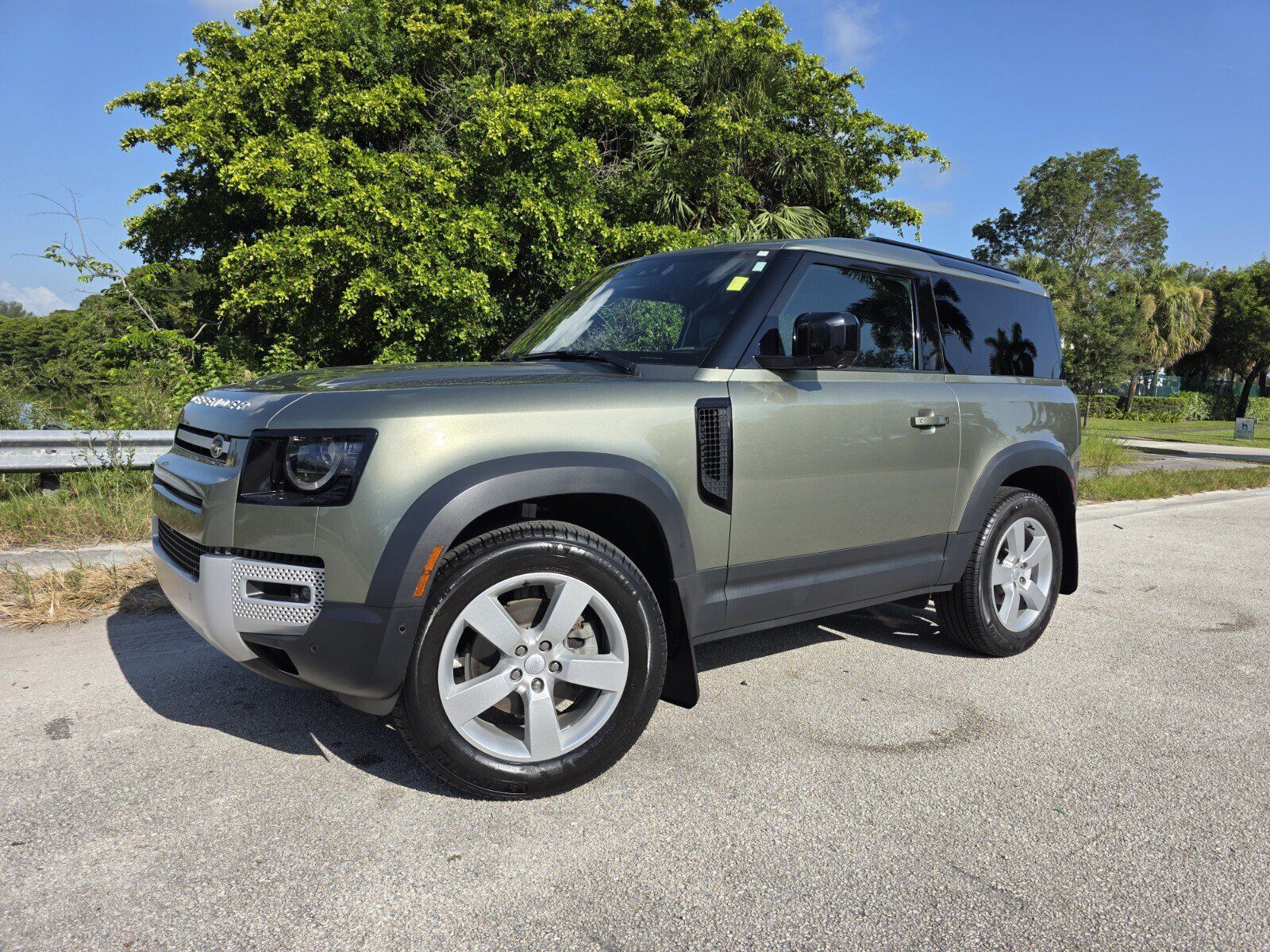 2023 LAND ROVER Defender
