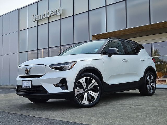 2023 VOLVO XC40