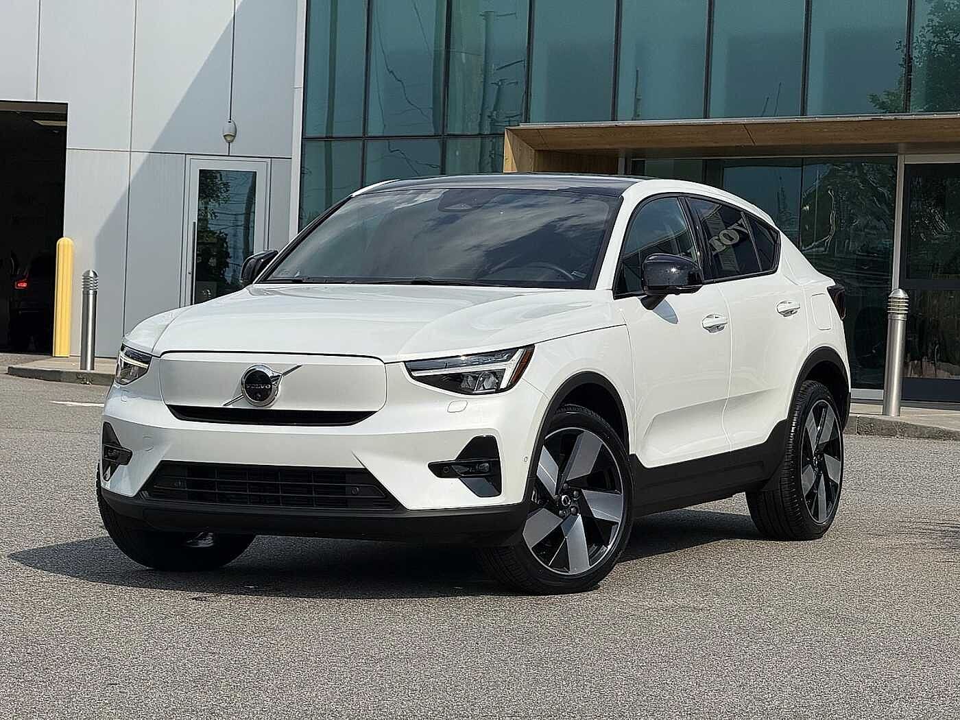 2023 VOLVO C40