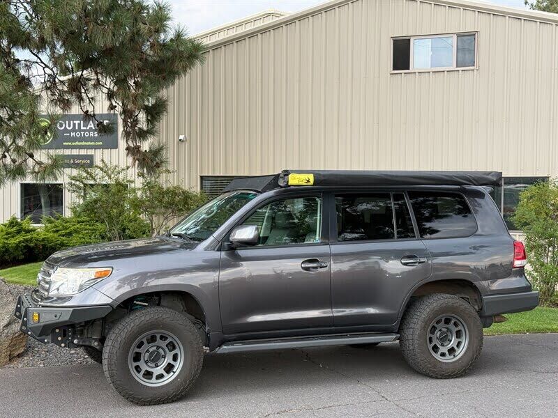 2011 TOYOTA Land Cruiser