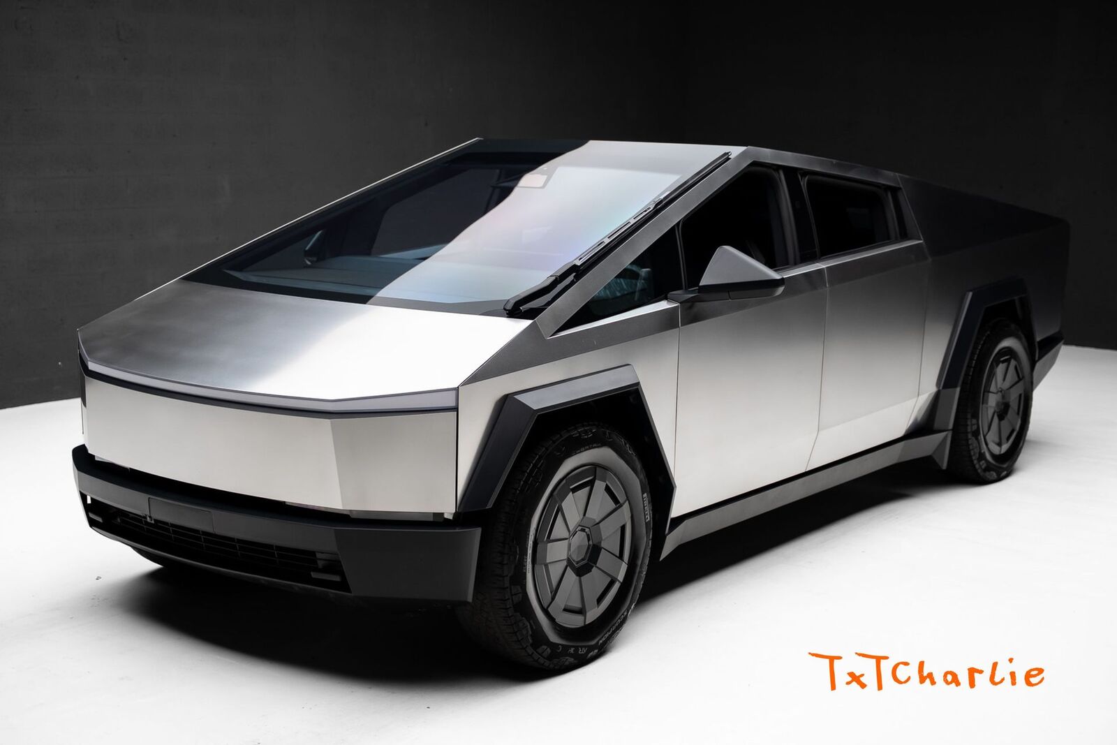 2025 TESLA Cybertruck