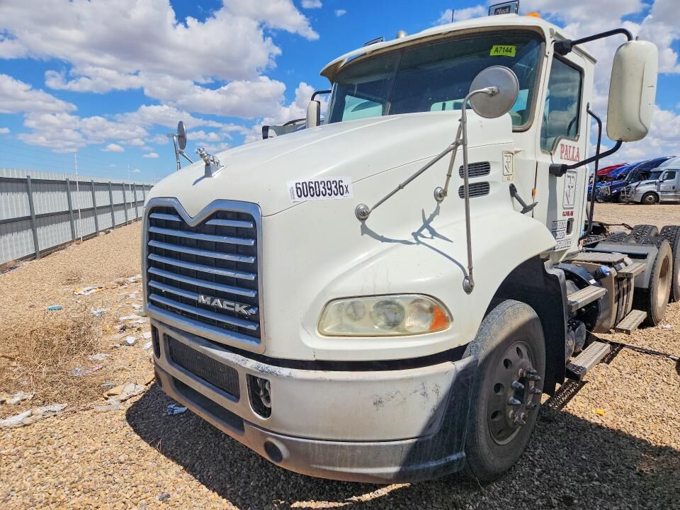2012 MACK CXU