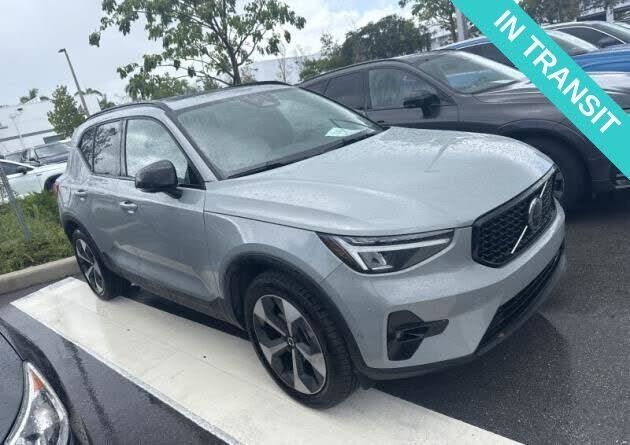 2025 VOLVO XC40