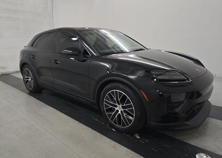 2025 PORSCHE Macan