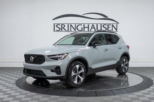 2026 VOLVO XC40