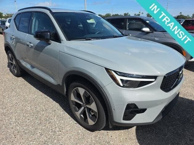2026 VOLVO XC40