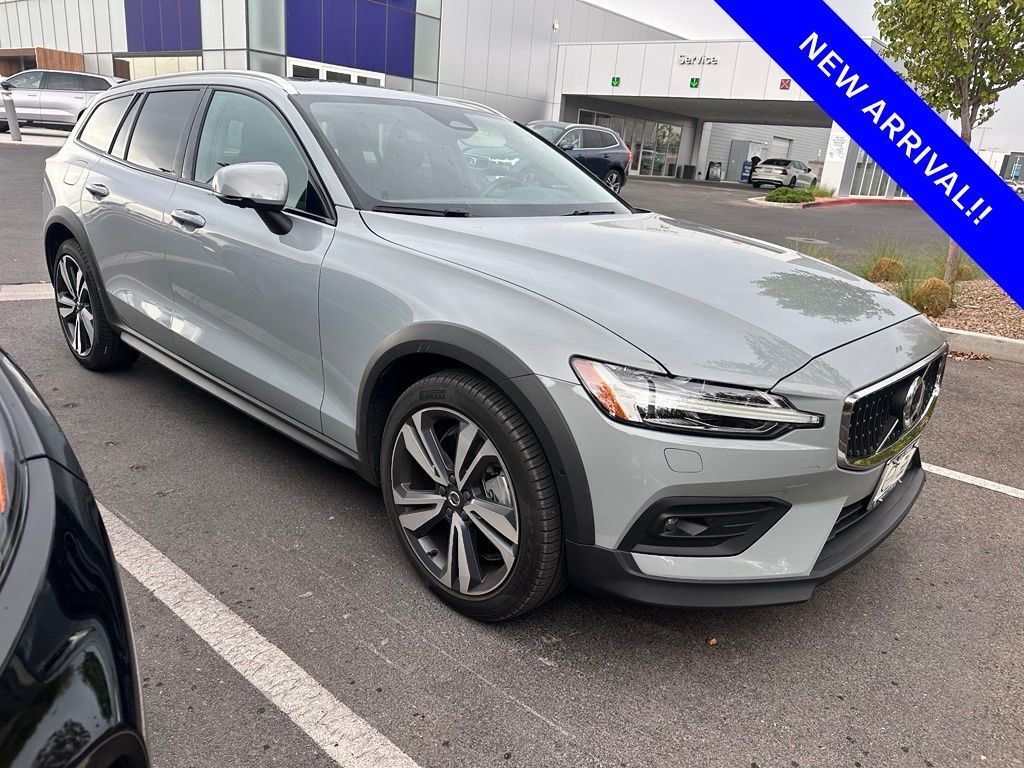 2025 VOLVO V60CC