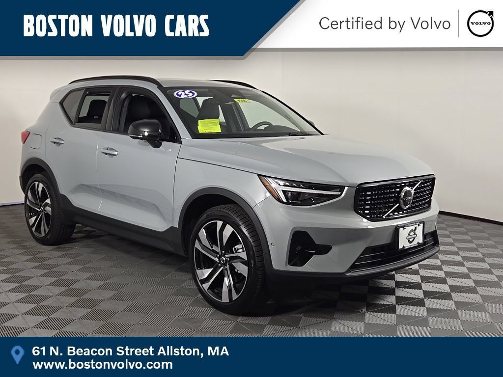 2025 VOLVO XC40