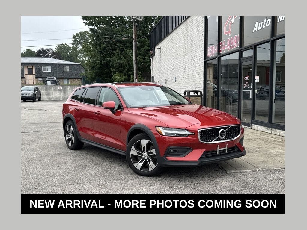 2022 VOLVO V60CC