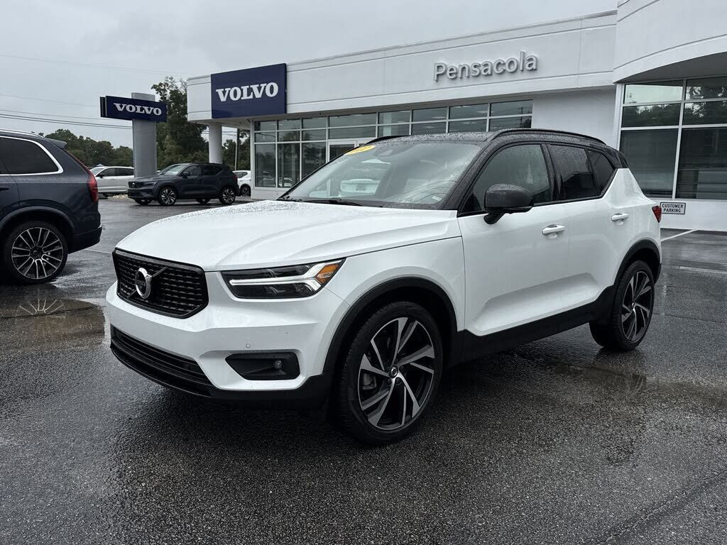 2022 VOLVO XC40