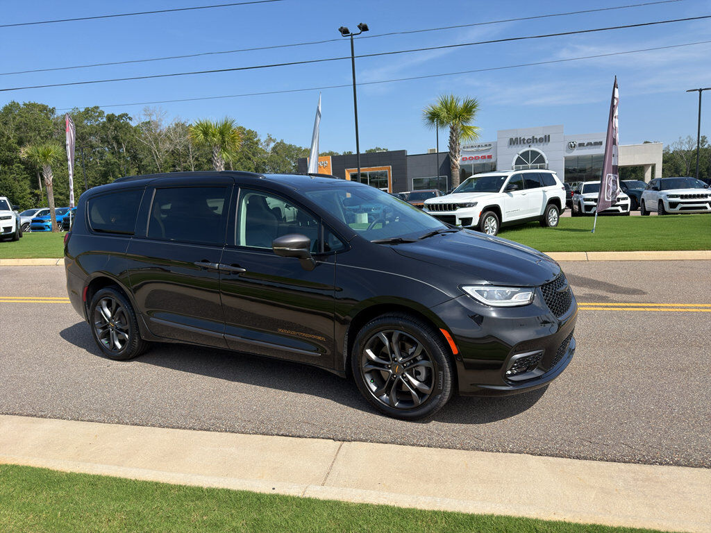 2023 CHRYSLER Pacifica