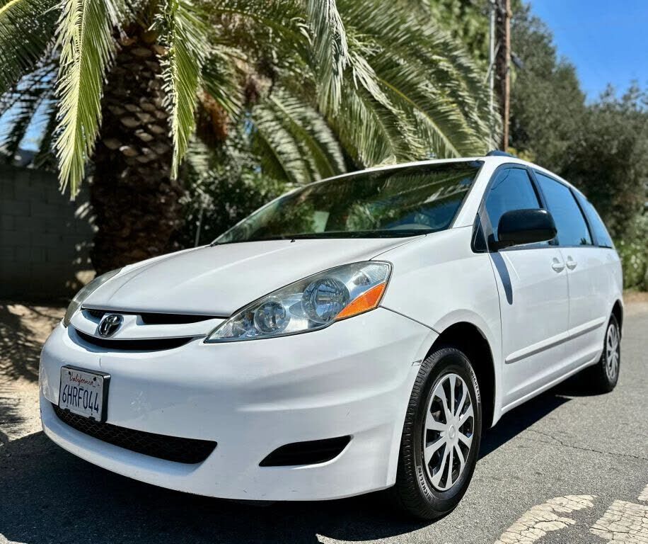 2010 TOYOTA Sienna