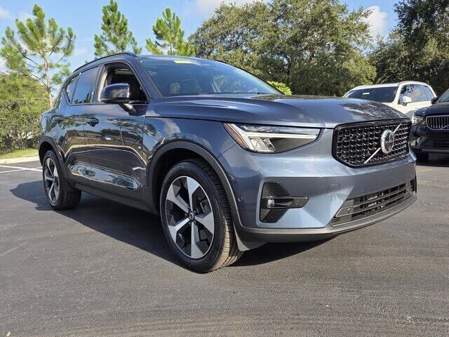 2026 VOLVO XC40