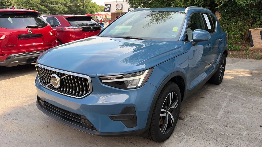 2024 VOLVO XC40