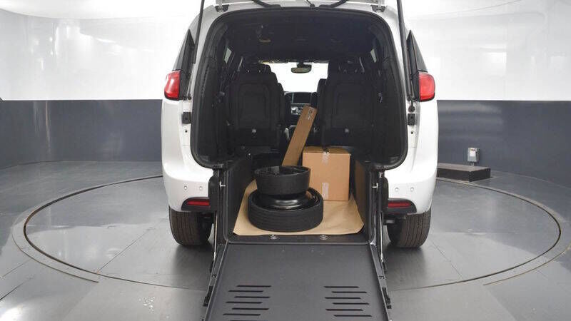 2025 CHRYSLER Voyager