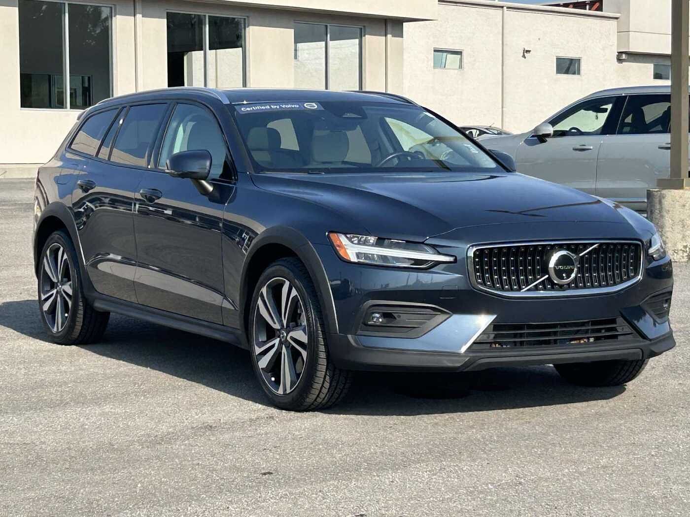 2025 VOLVO V60CC