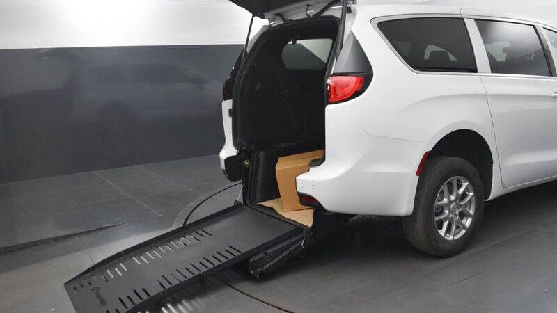 2025 CHRYSLER Voyager