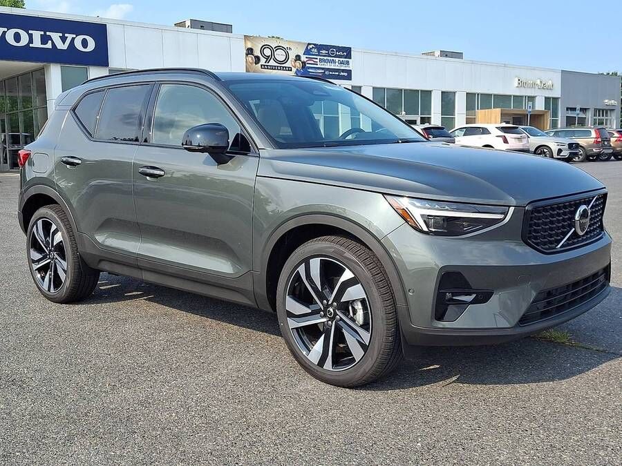 2026 VOLVO XC40
