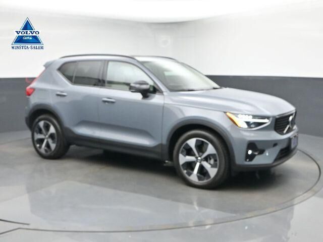 2023 VOLVO XC40